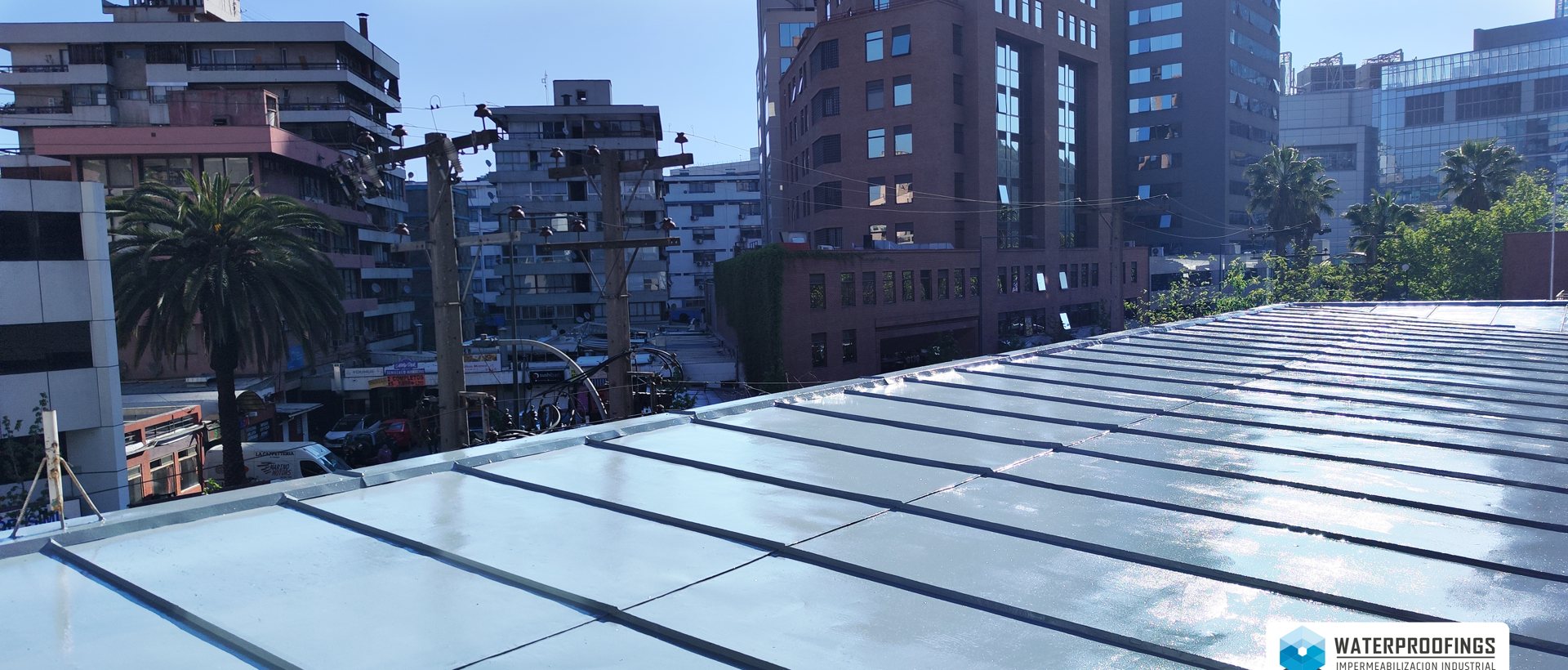 Techo y cubierta impermeabilizados y terminados en un edificio de Santiago