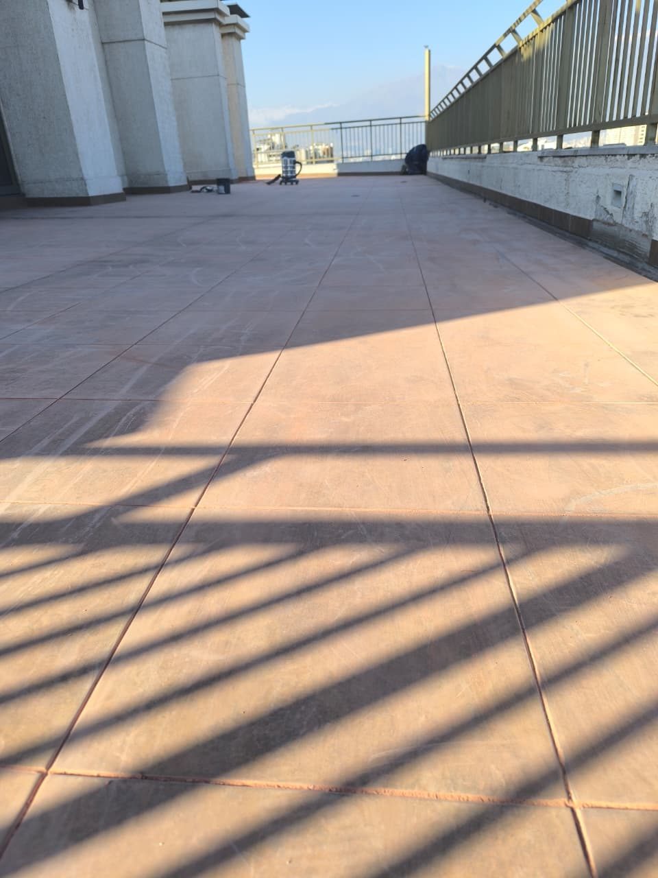 Piso de terraza nivelado y terminado en un edificio de Santiago